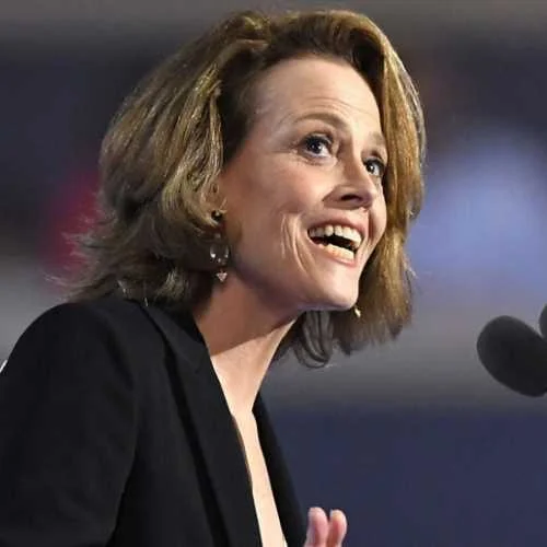 Sigourney Weaver Height, Career, Age, Bio/Wiki, Net Worth, Family, Ethnicity (2024)